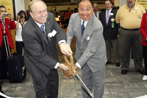 Larry Shepherd and Ed Moy cut the ribbon to open the 2008 ANA World's Fair of Money in Baltimore.